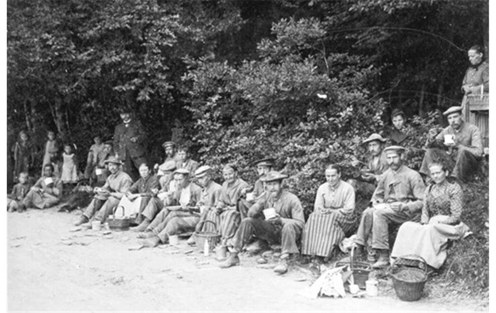 Arbeiter im Dachschieferbergbau in Kaub und ihre Frauen bei der Mittagspause (1910er Jahre)