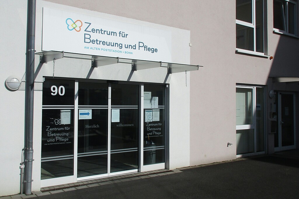 Eingang zu einem Gebäude des Pflegeheims "Zentrum für Betreuung und Pflege" im Bereich des früheren Poststadions Bonn (2021).