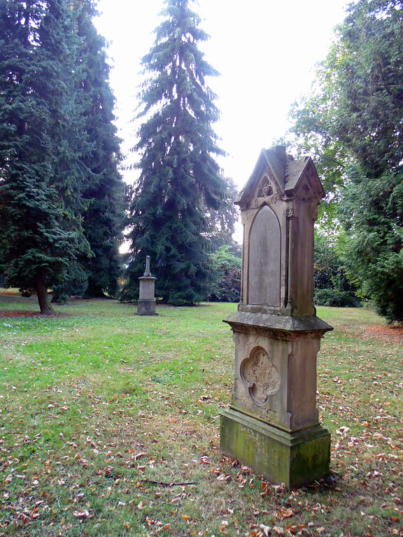 Vereinzelte alte Grabsteine auf dem ehemaligen Friedhof Deckstein in Köln-Lindenthal (2020)