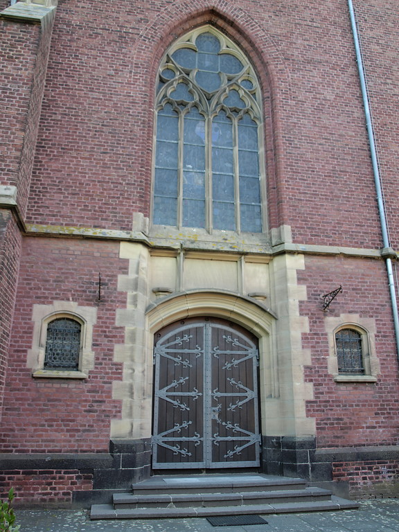 Portal der Kirche Heilig-Kreuz in Erkelenz-Keyenberg (2010)
