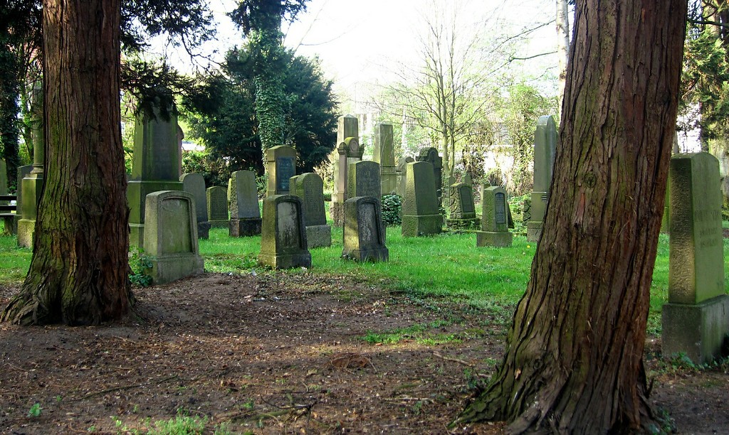 Reihe von Grabstellen auf dem Jüdischen Friedhof am Ostglacis in Wesel (2014)