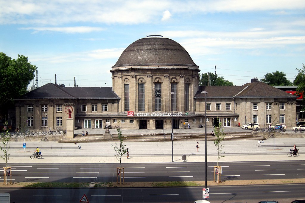 Das Empfangsgebäude des Bahnhofs Köln Messe/Deutz mit dem Bahnhofsvorplatz (2014).