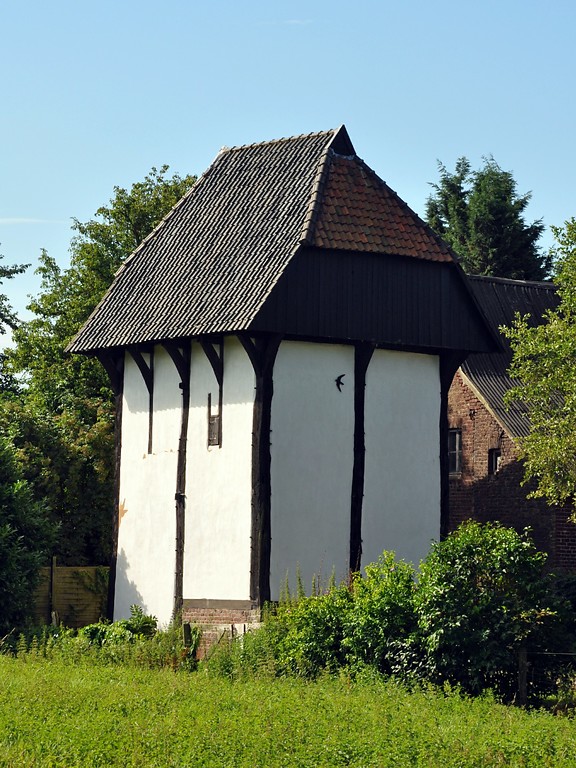 Südliche Ansicht des Berfes auf dem Raveshof in Kempen-Sankt Hubert, ein Turmspeicher mit Wehrfunktion (2017).