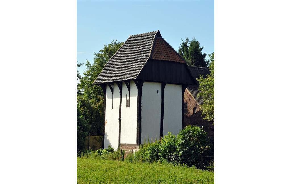 Südliche Ansicht des Berfes auf dem Raveshof in Kempen-Sankt Hubert, ein Turmspeicher mit Wehrfunktion (2017).