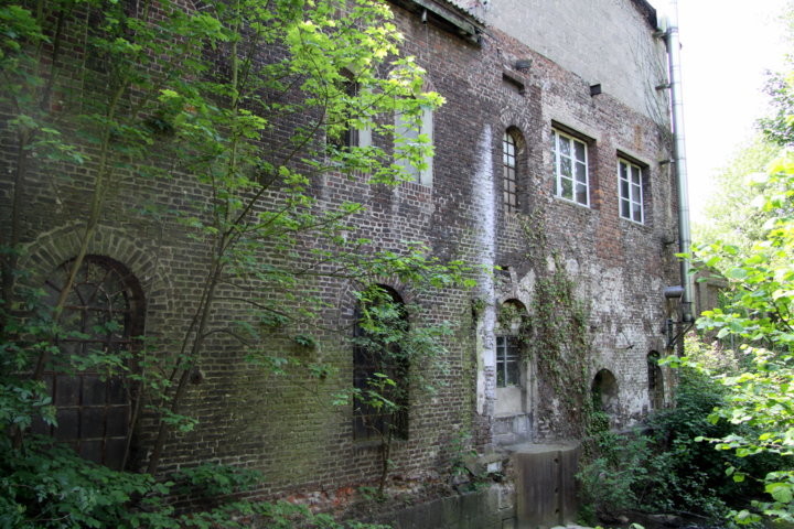 Die Nordseite der Fabrik der Papiermühle am Angerbach.