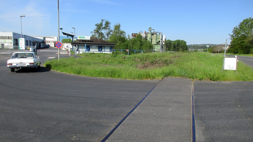Abschnitt des hier noch nicht wieder freigelegten Industriestammgleises Kaisersesch an der Einfahrt zur ehemaligen Spanplattenfabrik (2023).