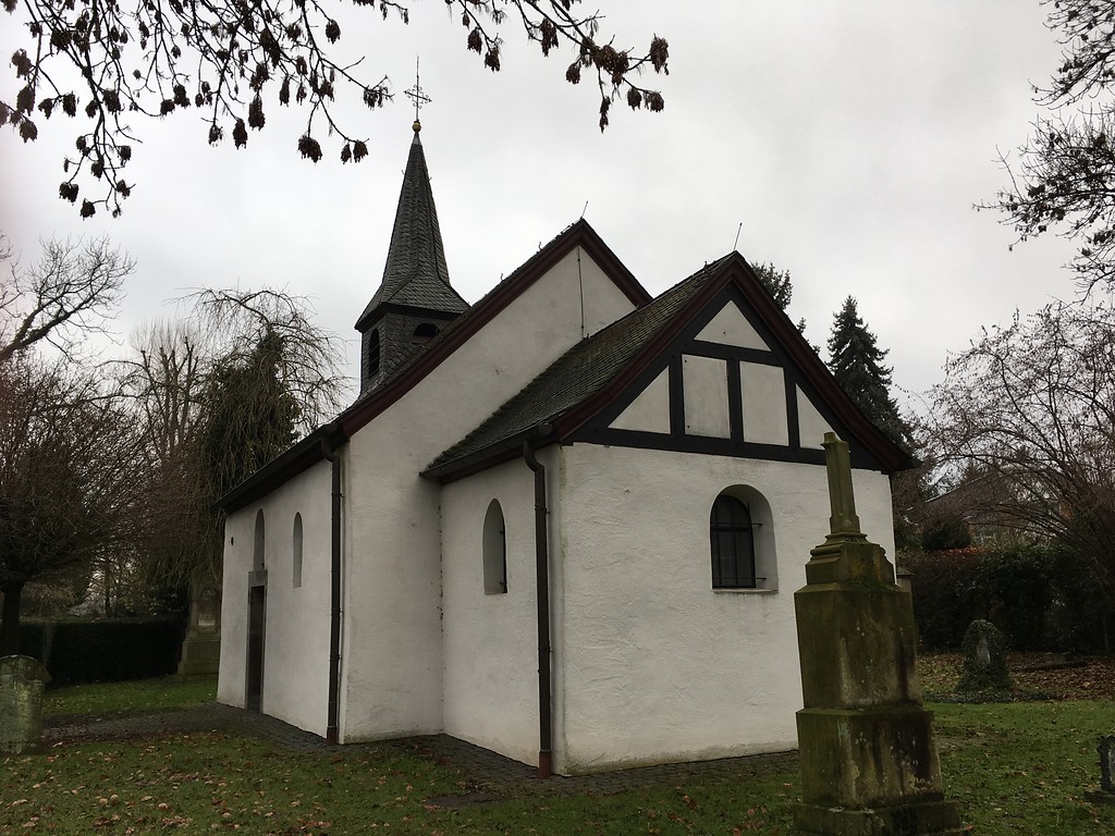 Nikolauskapelle in Westhoven, Blick auf Rechteckchor und Dachgiebel (2017).