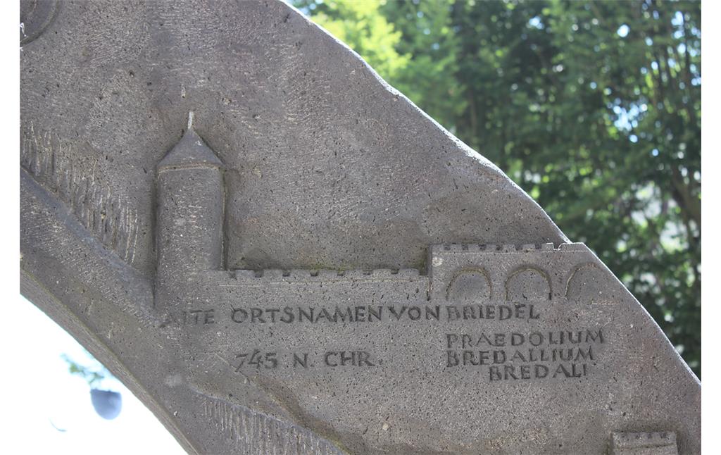 Detailaufnahme des nördlichen Brunnenbogens des Dorfbrunnens in Briedel (2020).