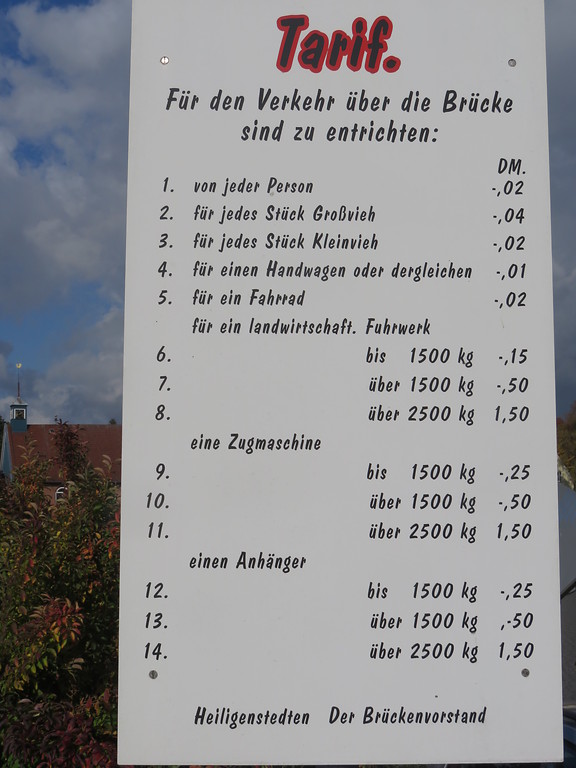 Preistafel von 1966 an der Klappbrücke Heiligenstedten (2018)