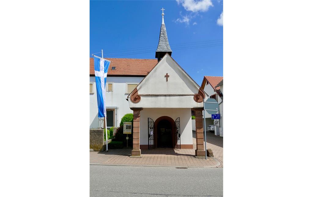 Die Dreifaltigkeitskapelle in Kirrweiler (Pfalz) von der Hauptstraße aus (2021)
