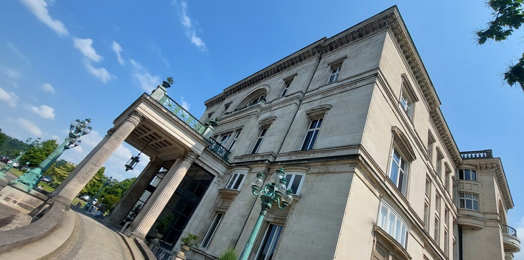 Portal und Eingangsbereich des Großen Hauses der Villa Hügel in Essen-Bredeney (2023).