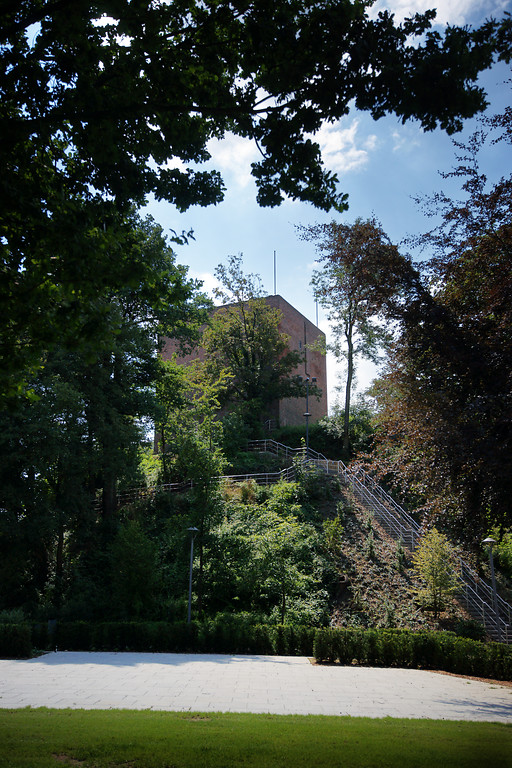 Burg Wassenberg: Der quadratische Bergfried aus der ersten Hälfte des 15. Jahrhunderts, errichtet als mehrgeschossiger Wohnturm (2010).