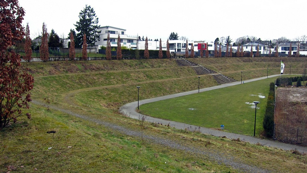 Sicht von der Südterrasse auf die Terrasse der ehemaligen Haupttribüne des Bökelbergstadions mit angrenzendem Wohngebiet (2015).