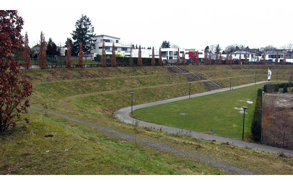 Sicht von der Südterrasse auf die Terrasse der ehemaligen Haupttribüne des Bökelbergstadions mit angrenzendem Wohngebiet (2015).