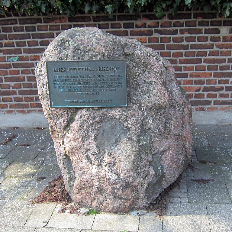 Der Gedenkstein zum alten Jüdischen Friedhof in Wesel in der Straße Esplanade (2014)