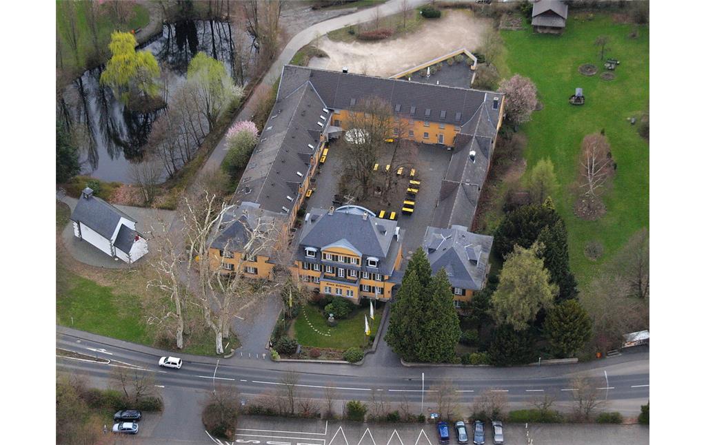 Luftaufnahme von Haus Schlesien mit der Platanengruppe vor dem Haus und der benachbarten Nikolauskapelle in Heisterbacherrott (2010)