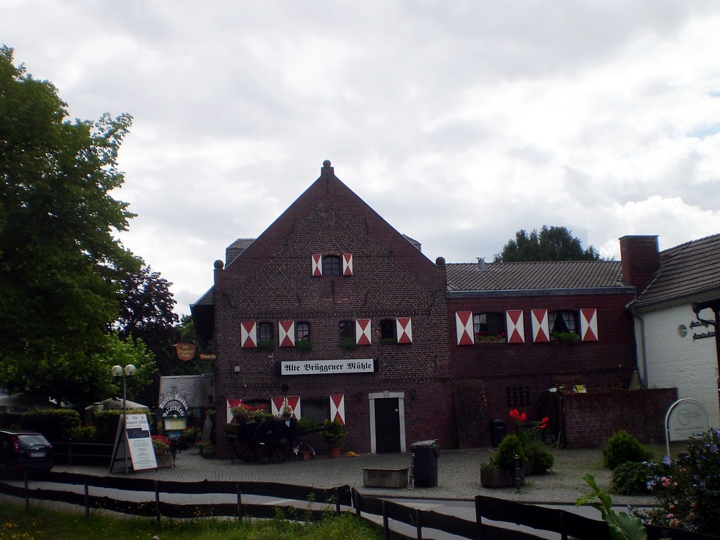 Heute als Gaststätte genutzte, alte Brüggener Mühle (2012)