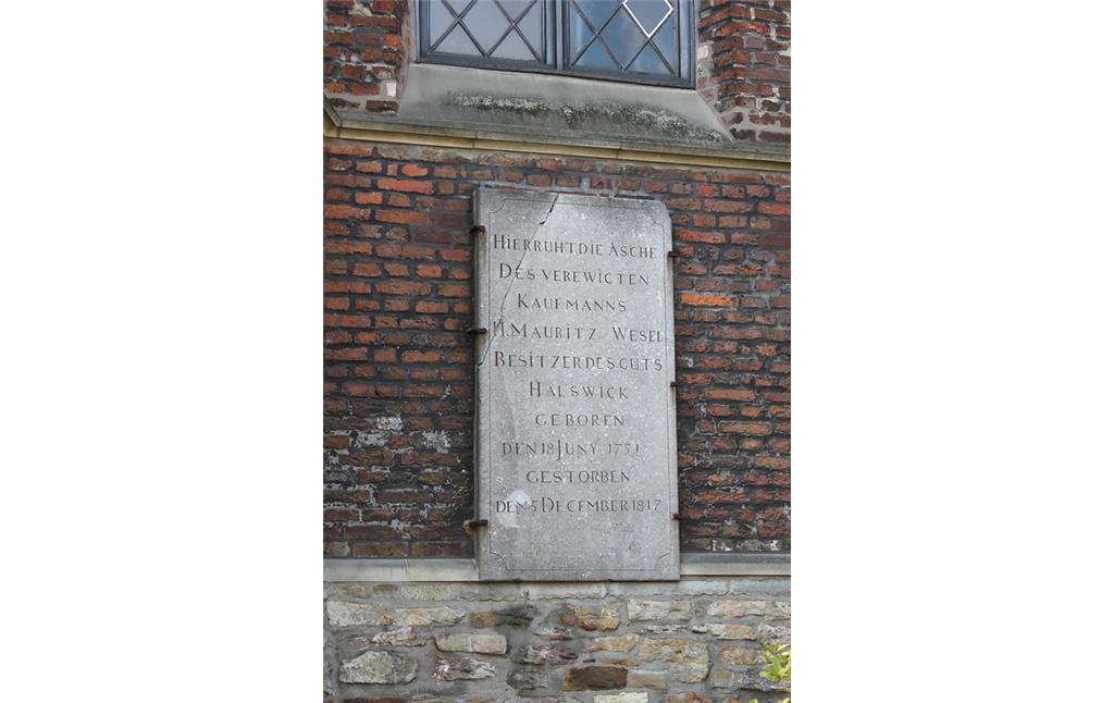 Grabtafel des Kaufmannes H. Mauritz aus Wesel, geboren 1751, gestorben 1817. Es ist eine graue Tafel, die an der Fassade der Kirche am alten Friedhof "De Widow" in Gahlen befestigt ist (2014).