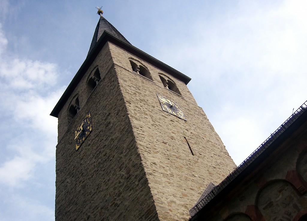 Der viergeschossige Westturm der katholischen Pfarrkirche St. Peter in Windeck-Herchen (2014).
