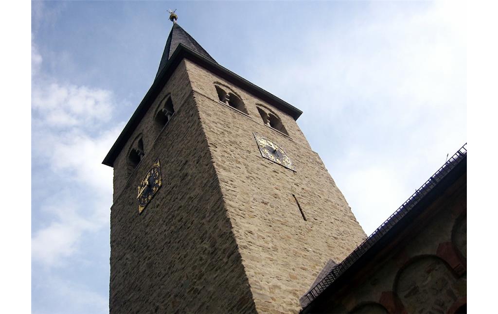 Der viergeschossige Westturm der katholischen Pfarrkirche St. Peter in Windeck-Herchen (2014).