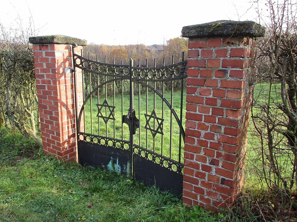 Die Eingangspforte zum Judenfriedhof in Kaisersesch (2015)