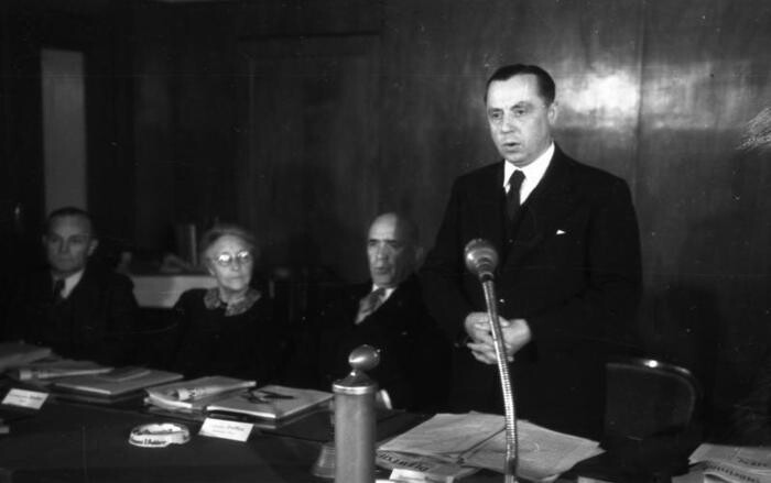 Der rheinland-pfälzische Ministerpräsident Peter Altmeier spricht auf der Ministerpräsidenten-Konferenz der Länder der drei Westzonen Deutschlands im Berghotel Rittersturz (1948)