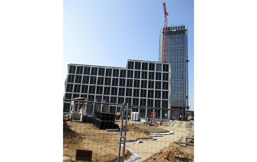 Blick auf die Baustelle des neuen "Bonn-Centers", welches das hier im März 2017 gesprengte Hochhaus ersetzen soll (März 2022).