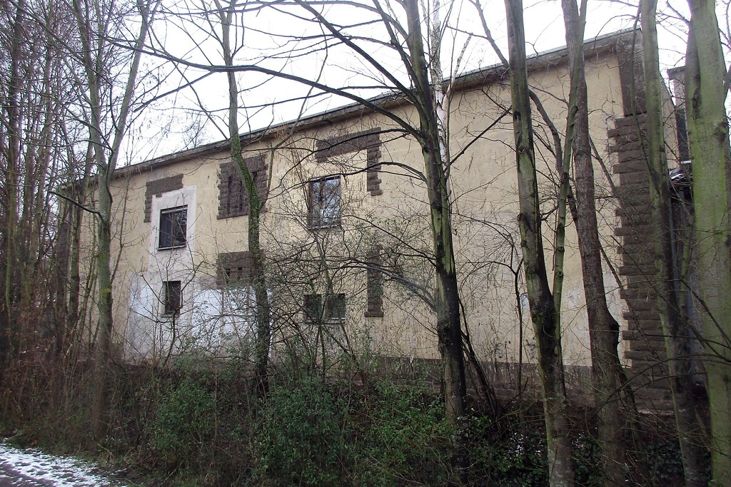 Rückwärtige Ansicht des früheren Hochbunkers in Bonn-Vilich-Müldorf von Südwesten (2018).
