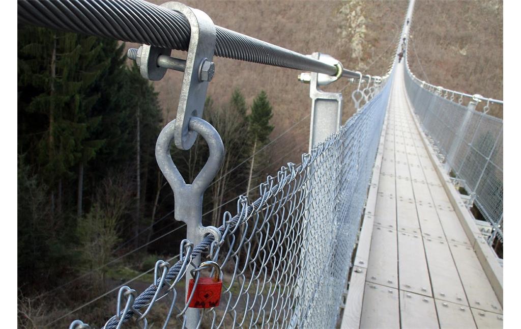 Ein einsames "Liebesschloss" an der Fußgänger-Hängeseilbrücke "Geierlay" im Hunsrück (2017).