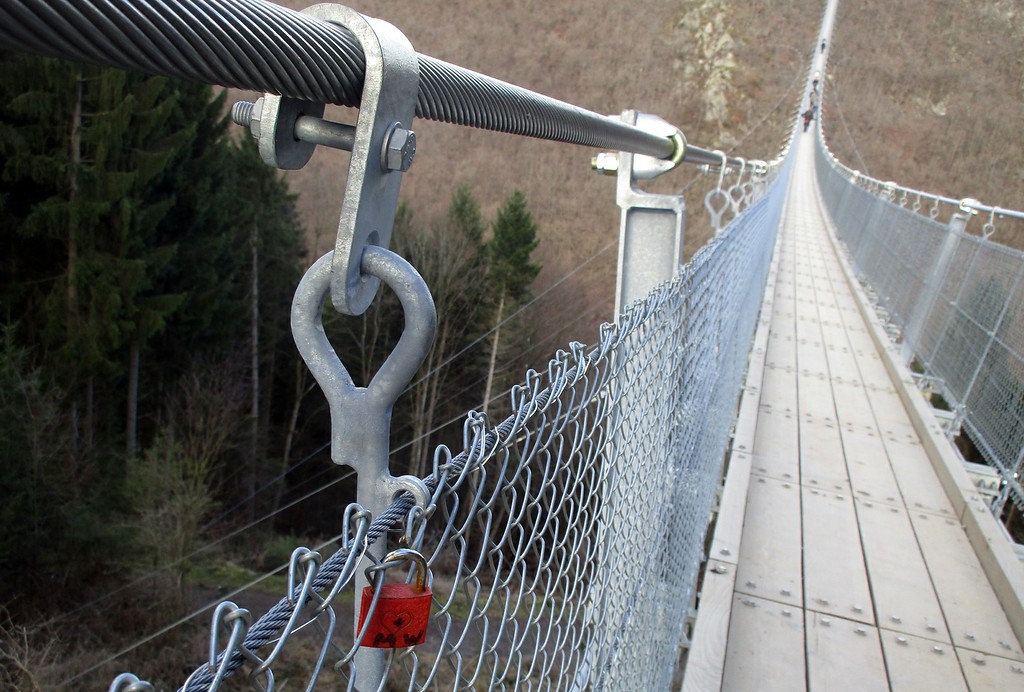 Ein einsames "Liebesschloss" an der Fußgänger-Hängeseilbrücke "Geierlay" im Hunsrück (2017).