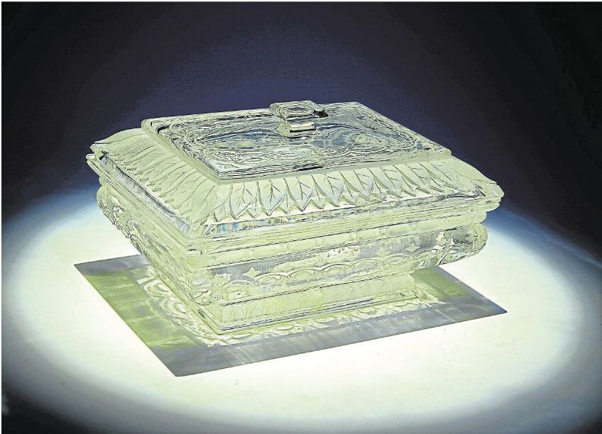 Kunstvoll gefertigte Schale mit Deckel aus Kristall im Deutschen Edelsteinmuseum in Idar-Oberstein (2022)