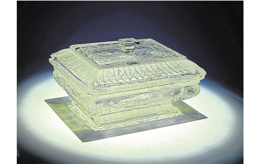 Kunstvoll gefertigte Schale mit Deckel aus Kristall im Deutschen Edelsteinmuseum in Idar-Oberstein (2022)