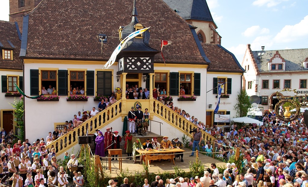 Festbühne vor dem Historischen Rathaus Deidesheim am Tag der historischen Geißbockversteigerung (2012)