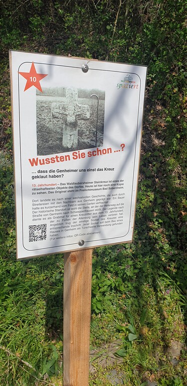 Informationsschild zur Steinkreuz-Replik in der Ortsgemeinde Waldlaubersheim (2021)