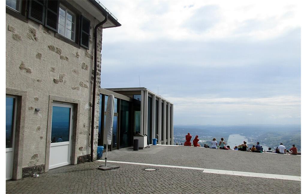 Blick über die nach 2011 entstandene neue Besucher- und Aussichtsterrasse unterhalb der Burgruine Drachenfels auf dem gleichnamigen Berg oberhalb von Königswinter (2020).