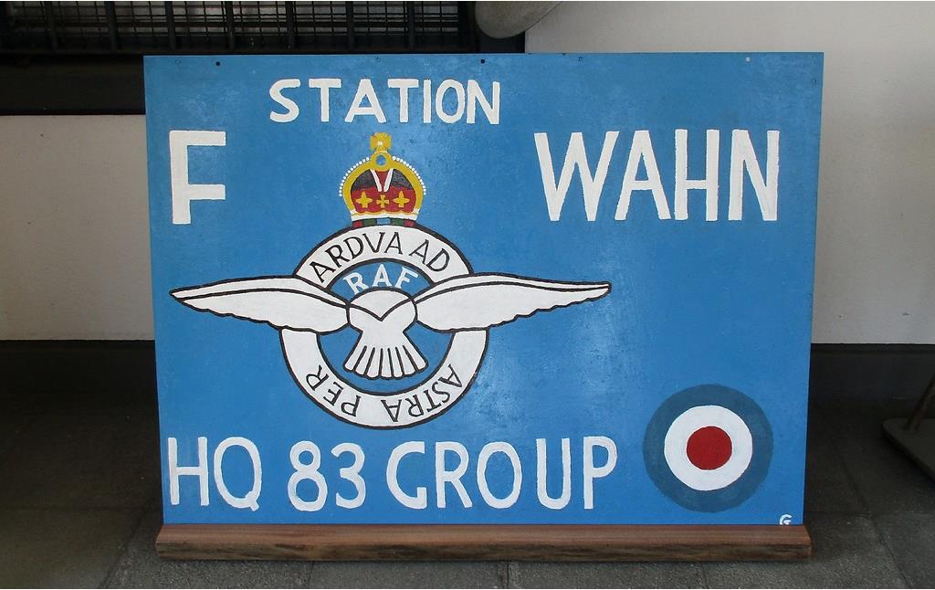 Tafel der britischen "Station F Wahn HQ 83 Group" der Royal Air Force, die zwischen 1945 und 1957 am vormaligen Schießplatz Wahn, später "Camp Wahn" bzw. Luftwaffenkaserne Wahn, stationiert war (2019).