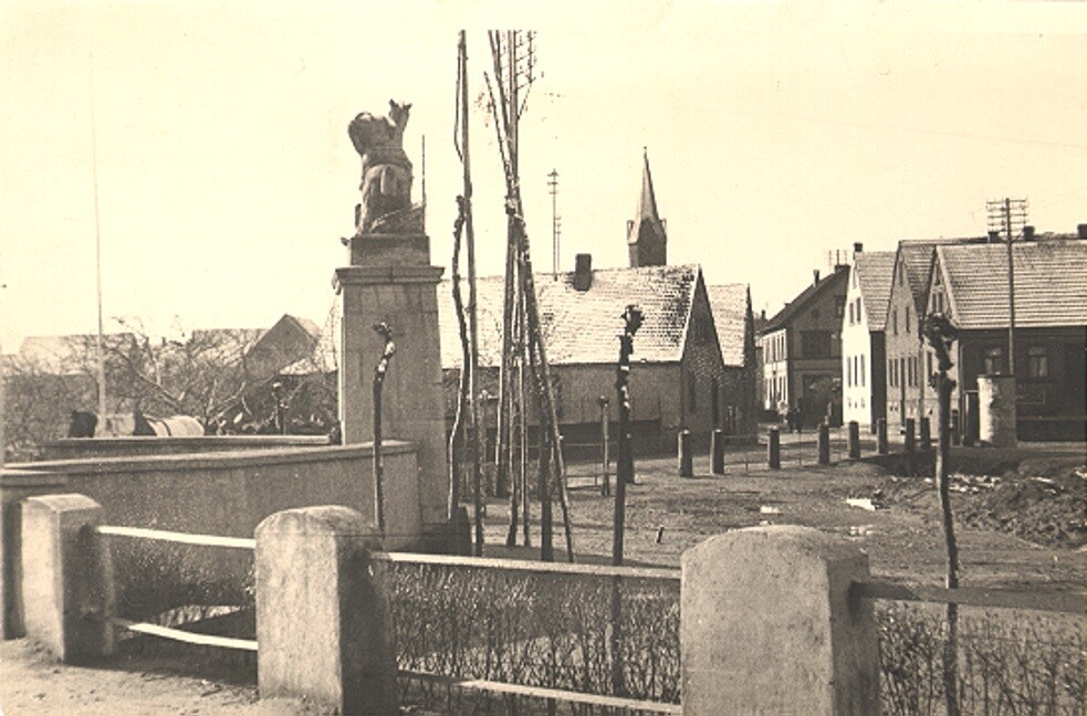 Ausschnitt aus einer historischen Postkarte mit Denkmal und dem Rest des Dorfweihers in Mackenbach (um 1930)