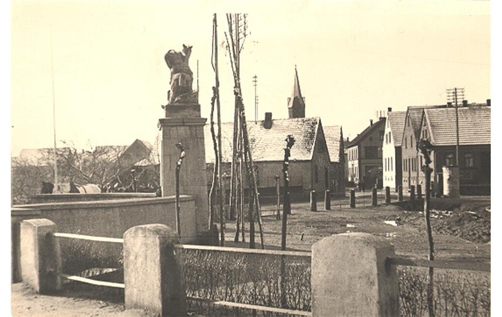 Ausschnitt aus einer historischen Postkarte mit Denkmal und dem Rest des Dorfweihers in Mackenbach (um 1930)