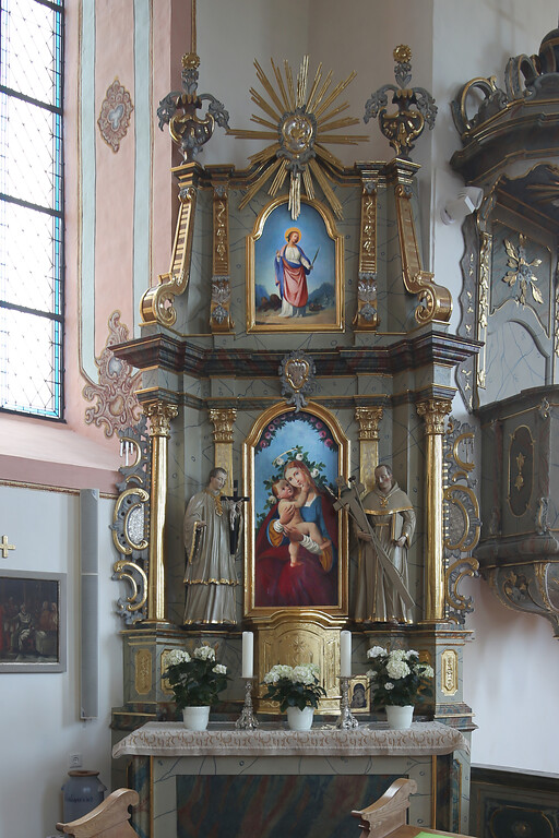 Linker Seitenaltar in der Kirche Mariä Himmelfahrt in Helferskirchen (2020).