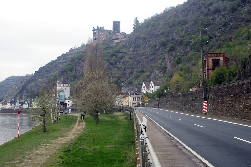 Blick von Süden auf die Loreleystadt Sankt Goarshausen, im Hintergrund die Burg Katz (2021).