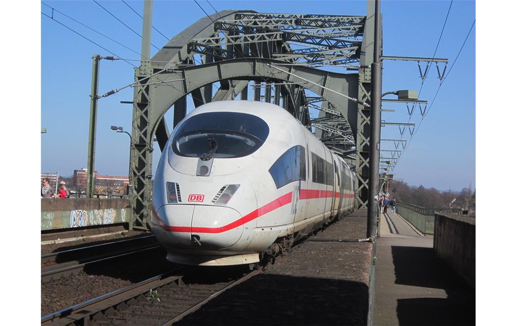 ICE im Umleiterverkehr auf der Südbrücke in Köln (2014)