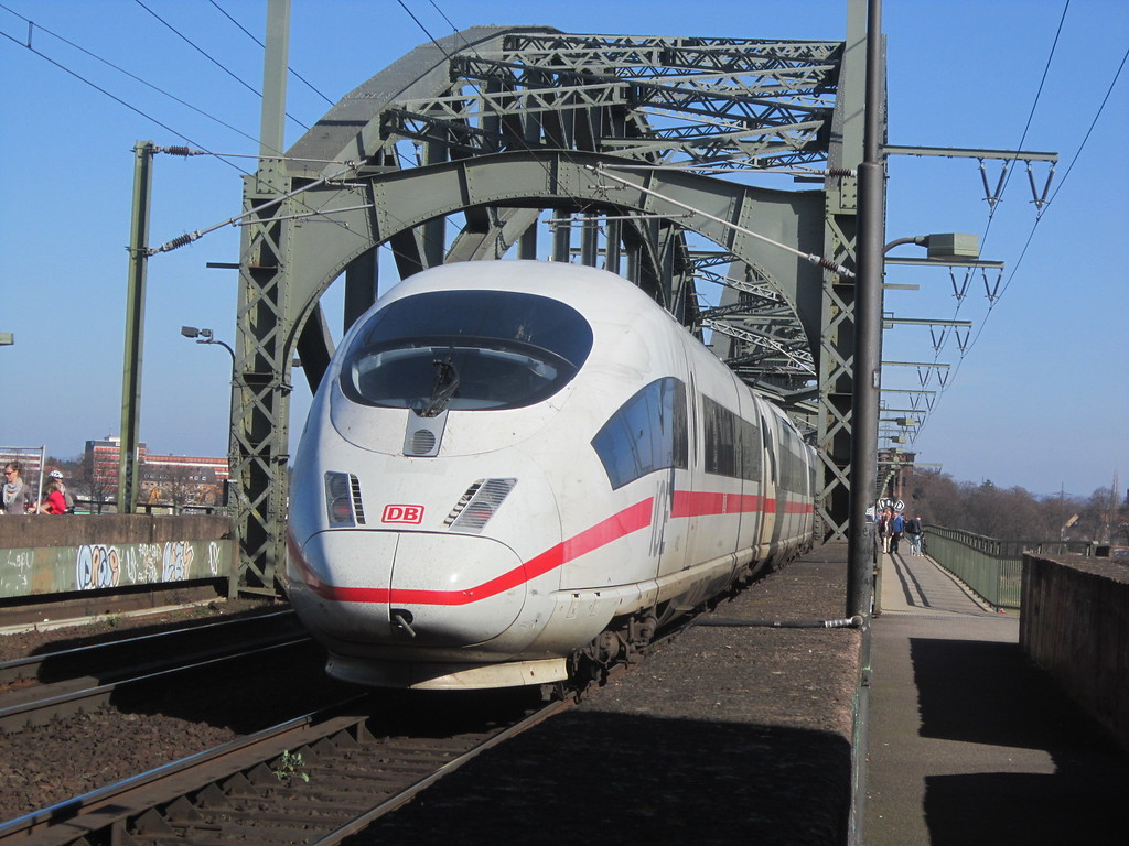 ICE im Umleiterverkehr auf der Südbrücke in Köln (2014)