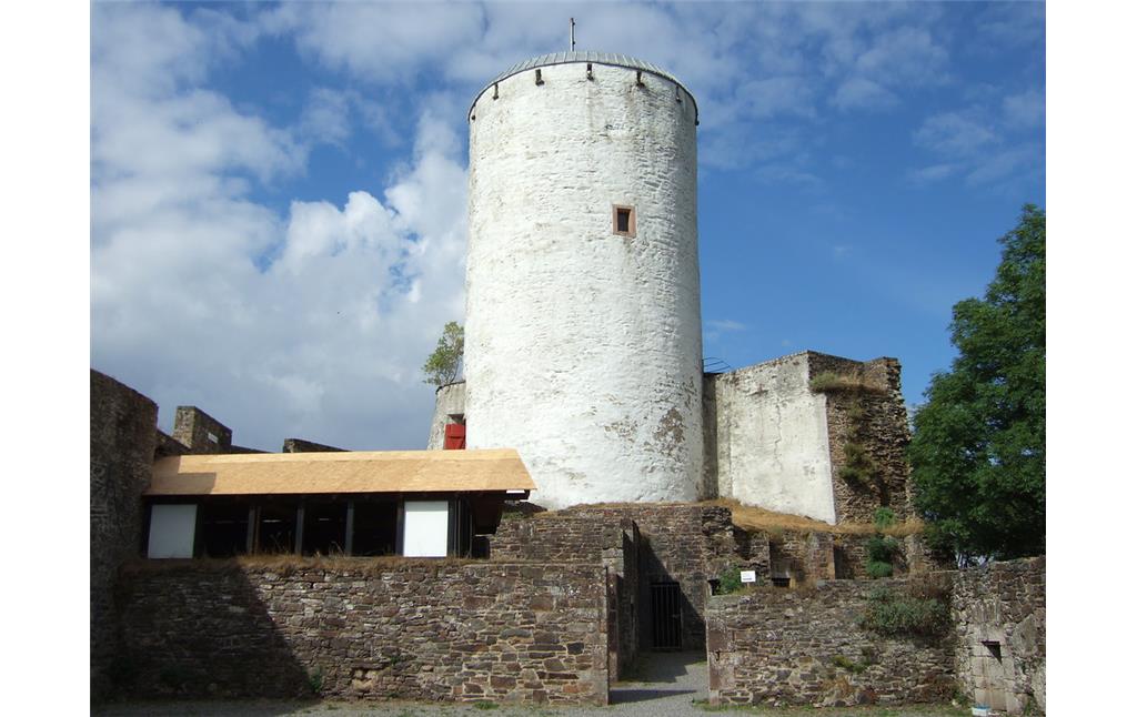 Bergfried der Burg Reifferscheid in Hellenthal (2013)