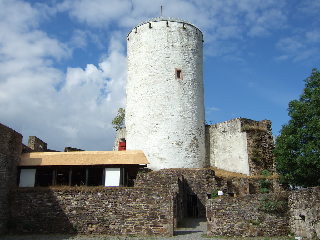 Bergfried der Burg Reifferscheid in Hellenthal (2013)