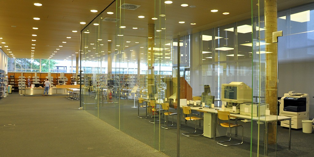 Blick auf den Kopierraum und die im Hintergrund liegende Leih- und Informationsstelle im Lesesaal der Universitäts- und Landesbibliothek Bonn (2017)