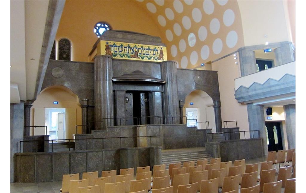 Der Innenraum mit dem Thoraschrein in der Alten Synagoge Essen (2014).
