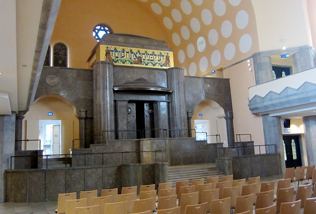 Der Innenraum mit dem Thoraschrein in der Alten Synagoge Essen (2014).