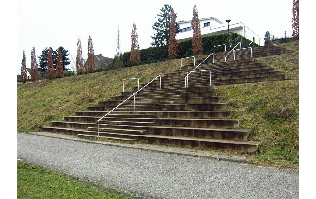 Original erhaltener Treppenaufgang der Haupttribüne des ehemaligen Bökelbergstadions (2015).