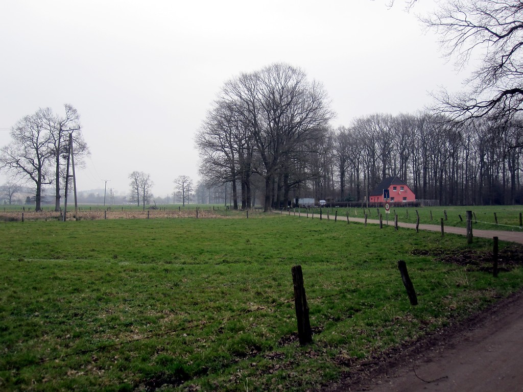 Der Kotten "Grims Kaeth" bei Haus Kolk in Uedem und die umgebenden landwirtschaftlichen Nutzflächen (2011).