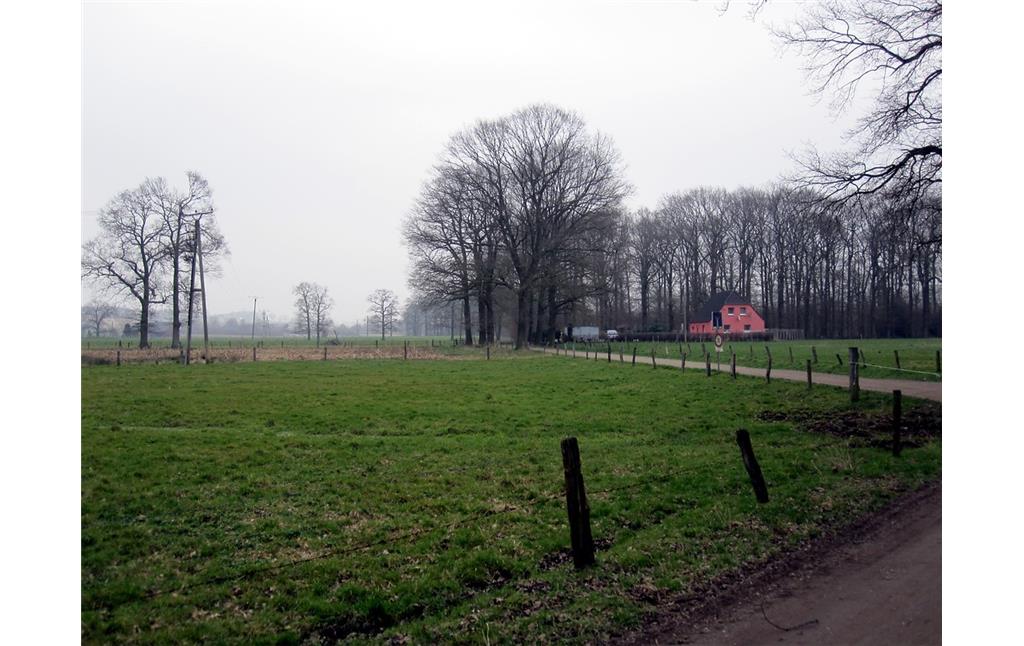Der Kotten "Grims Kaeth" bei Haus Kolk in Uedem und die umgebenden landwirtschaftlichen Nutzflächen (2011).